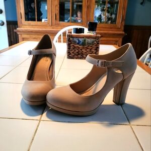 Y-Not Beige pumps 9W